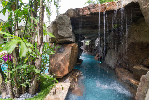 Luxury-Pools-With-Waterfalls15