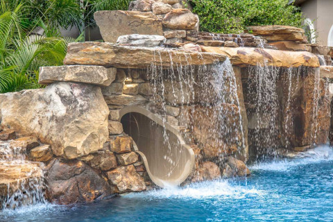 Luxury-Pools-With-Waterfalls2