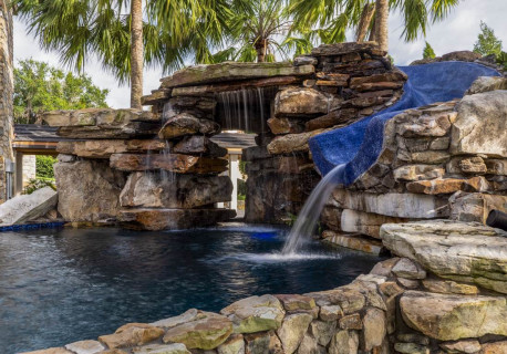 Luxury-Pools-With-Waterfalls5